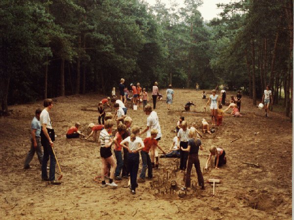 Spelletjesdag tijdens de kampweek 1981