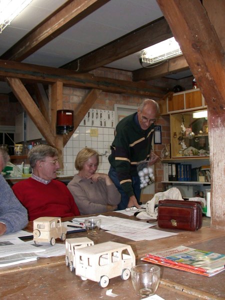 Najaarsvergadering 2002: Materiaalbeheerder Ruud showt de nieuwe materialen